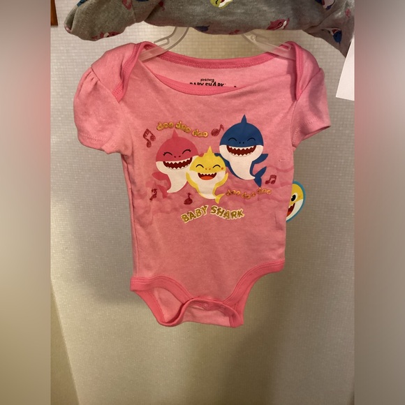 New Baby Shark Onesie Girls 6 to 9 Months 2 Pieces Pink Grey Bodysuit - Picture 5 of 12
